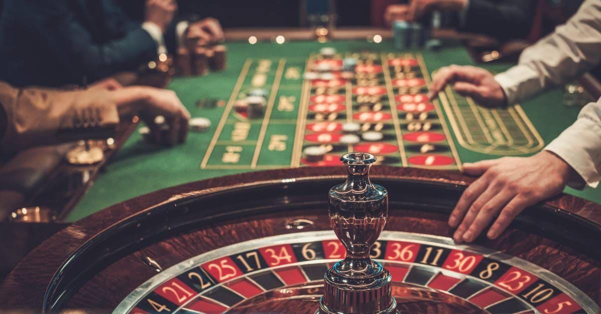 Professional roulette table with players - Live casino experience